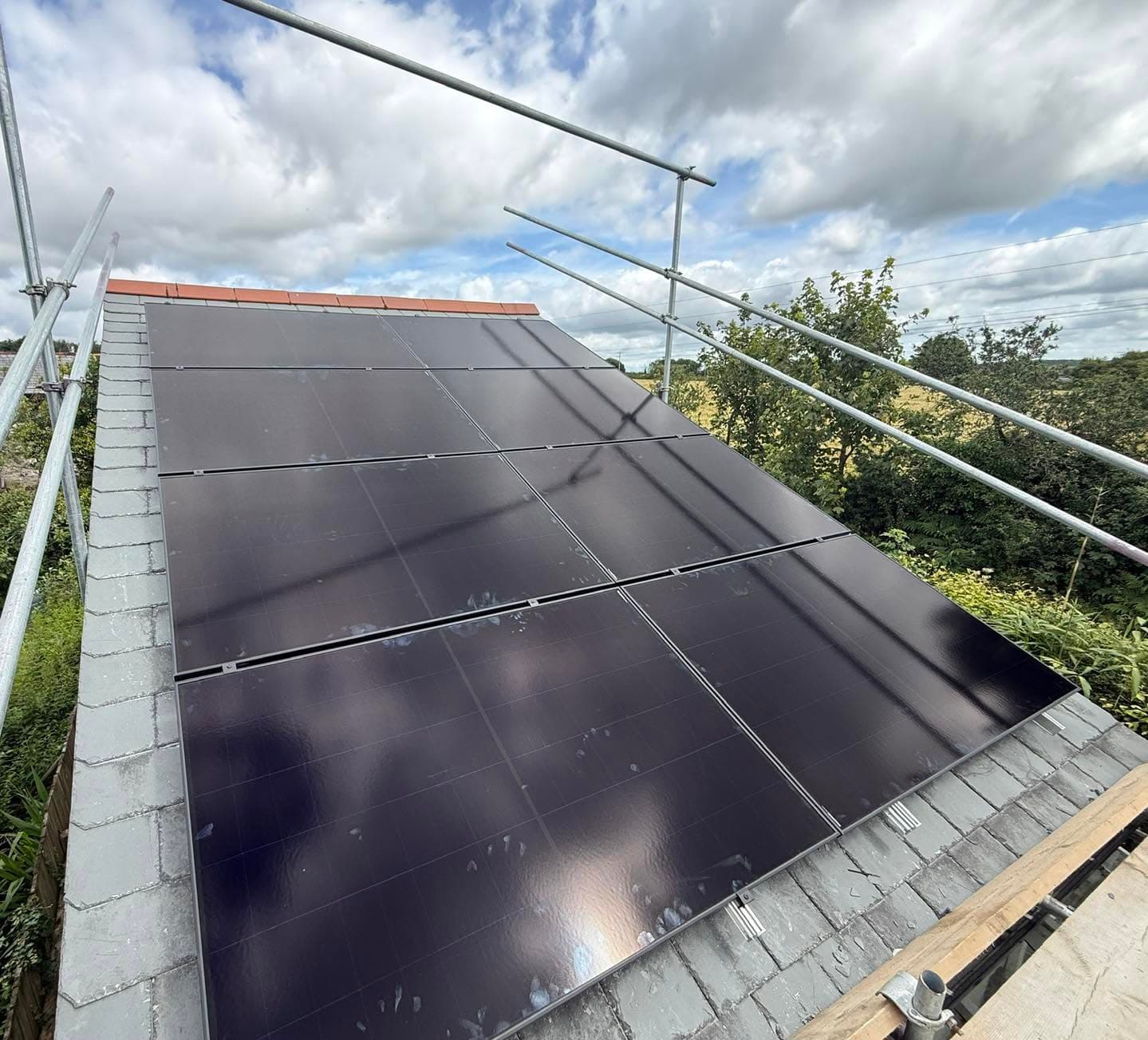 Lockingate solar installation, 8x Longi HiMo 10 490W Panels